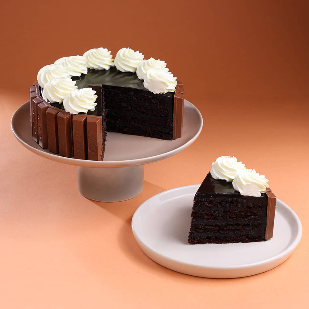 Slice View of KitKat Bars Cake