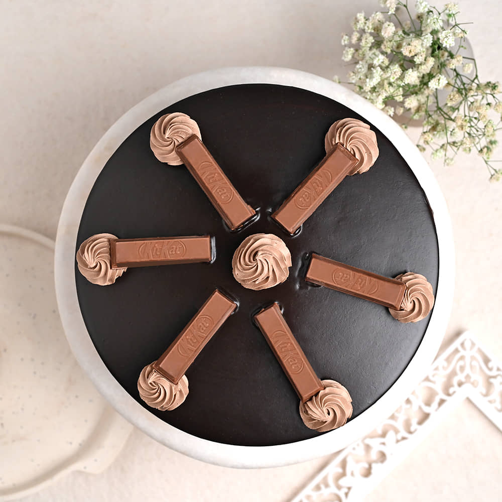 Top View of Round Kitkat Bake Cake