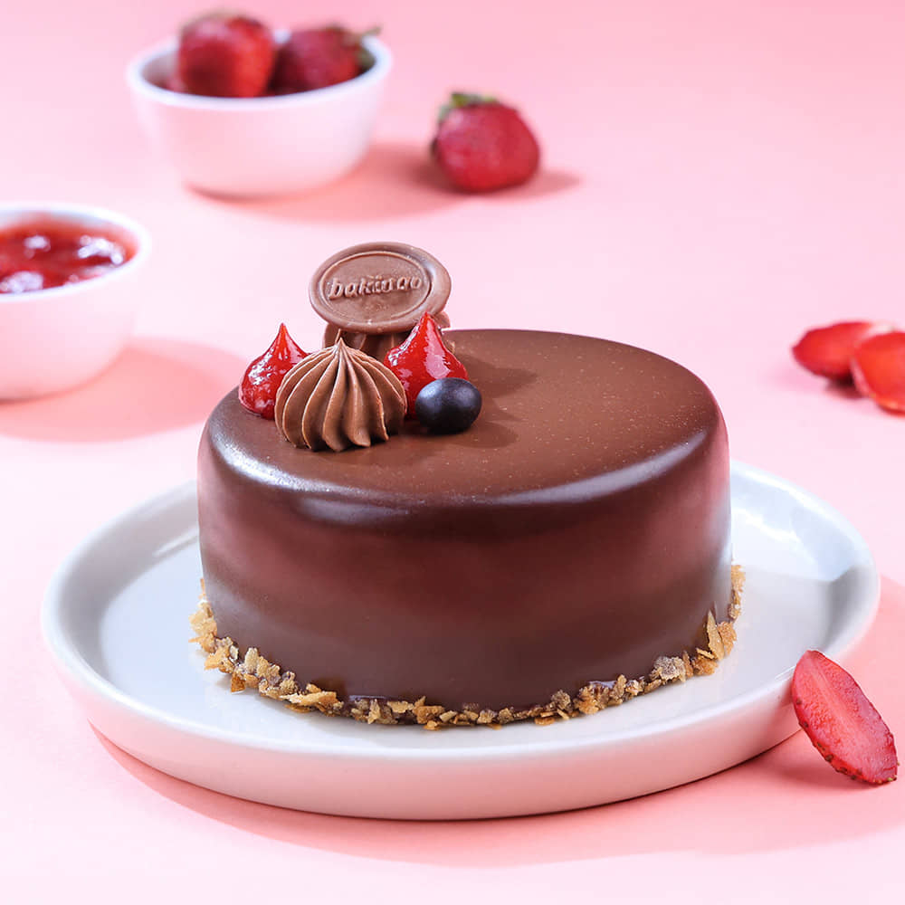 Front View of Strawberry Milk Chocolate Bento Cake